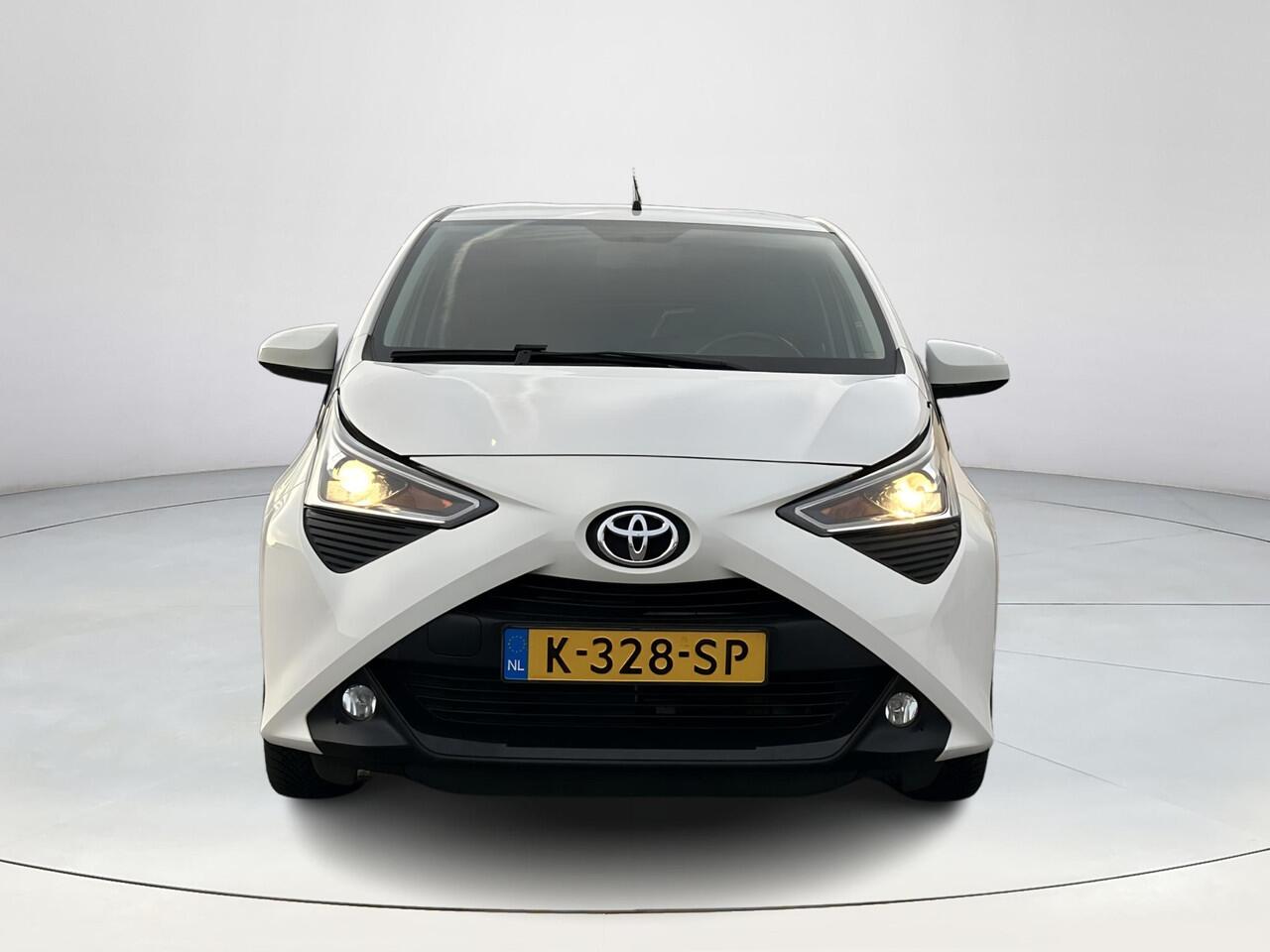 Toyota AYGO 1.0 VVT-i x-joy | All Seasonbanden| Climate control| Cruise control| Bestuurdersstoel in hoogte verstelbaar| Apple Carplay|