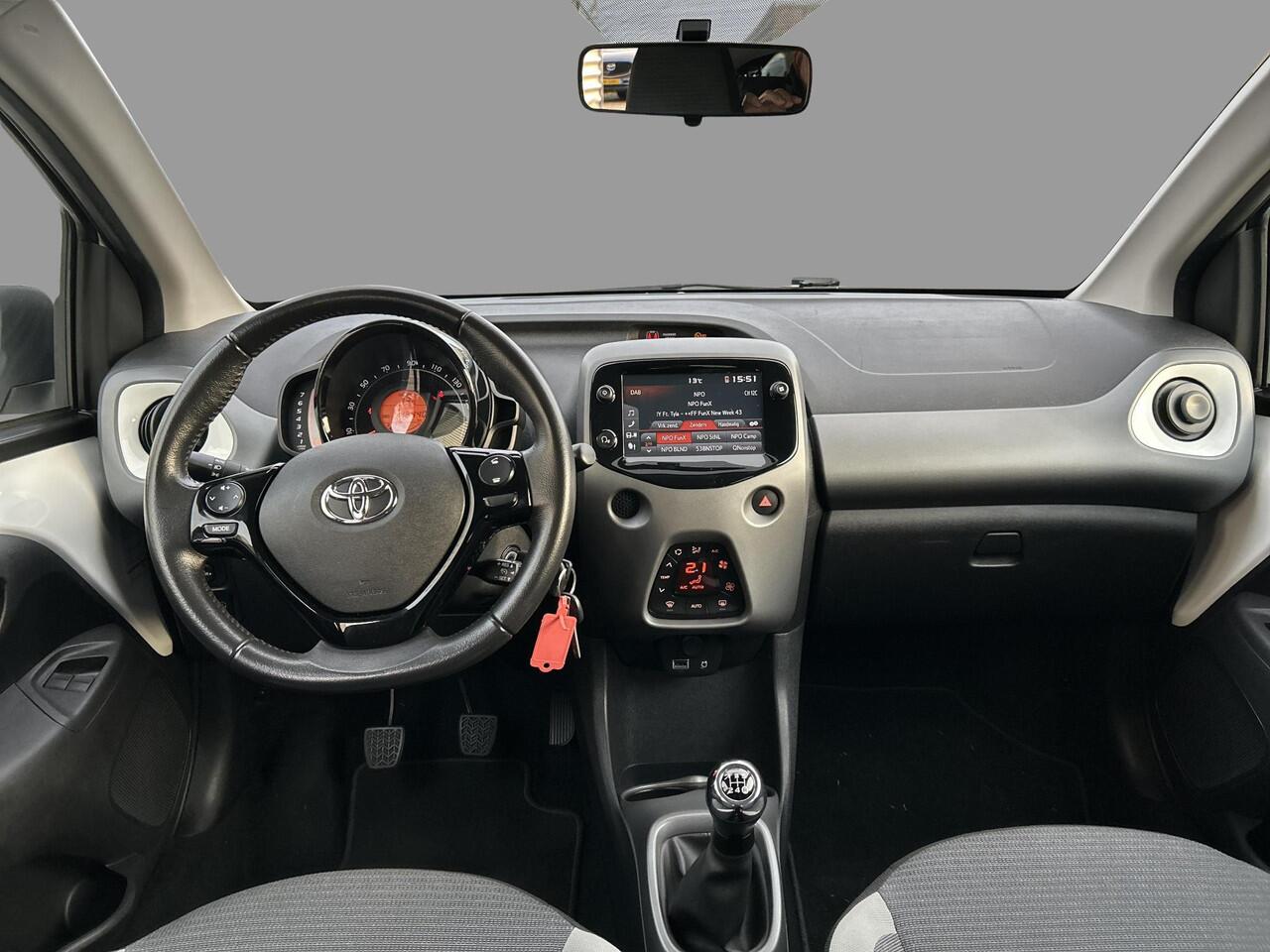 Toyota AYGO 1.0 VVT-i x-joy | All Seasonbanden| Climate control| Cruise control| Bestuurdersstoel in hoogte verstelbaar| Apple Carplay|