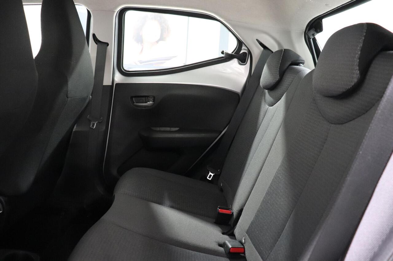 Toyota AYGO 1.0 VVT-i X-Play, Apple Carplay/Android auto, Airco, Parkeercamera!