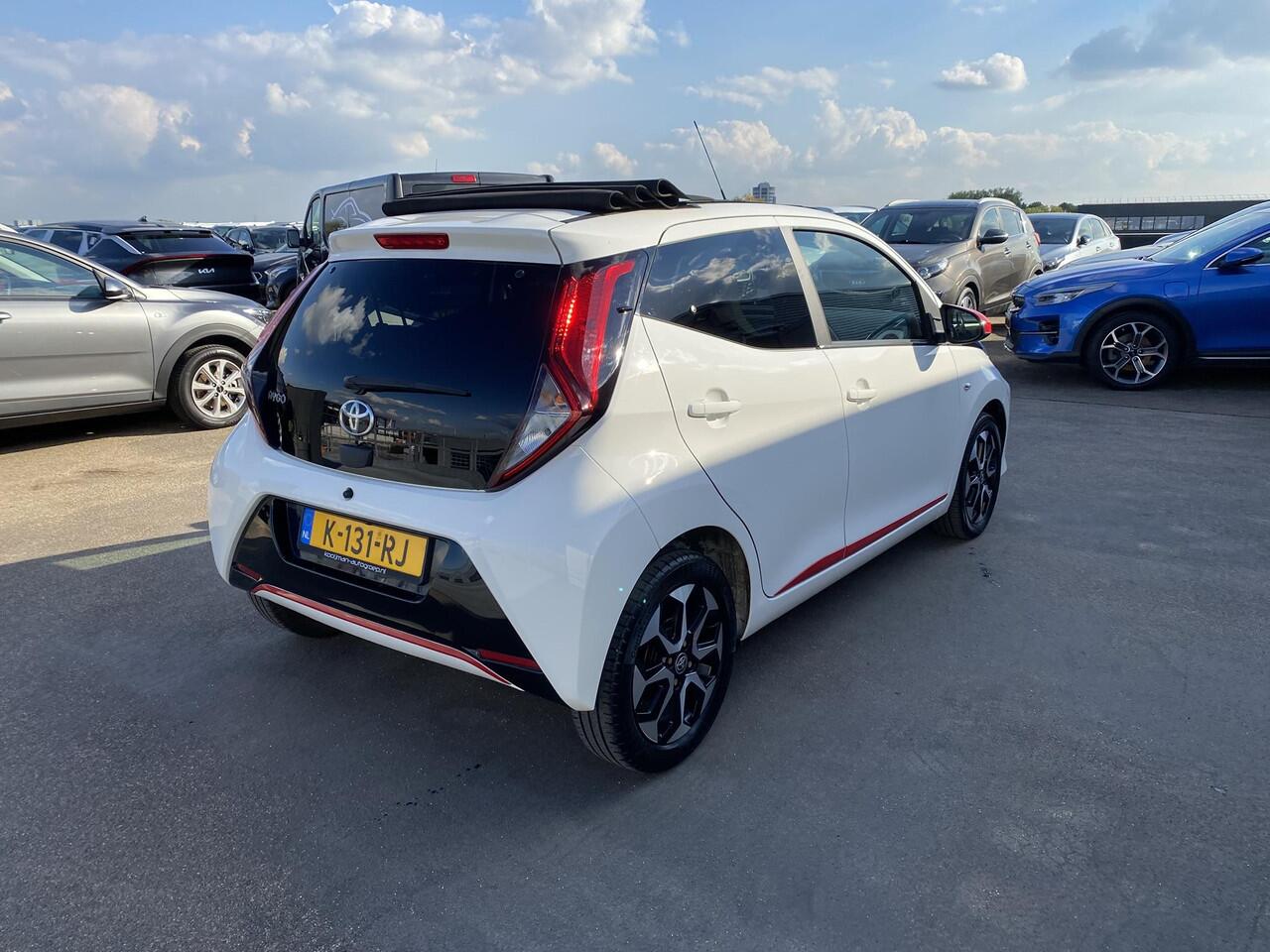 Toyota AYGO 1.0 VVT-i x-joy cabrio Sportieve auto met rode accenten en een Cabriodak! Airconditioning, achteruitrij camera, Apple Carplay/Android Auto, start/stop systeem