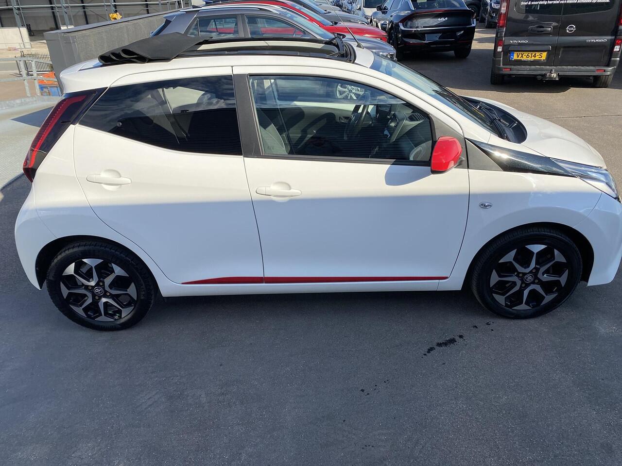 Toyota AYGO 1.0 VVT-i x-joy cabrio Sportieve auto met rode accenten en een Cabriodak! Airconditioning, achteruitrij camera, Apple Carplay/Android Auto, start/stop systeem