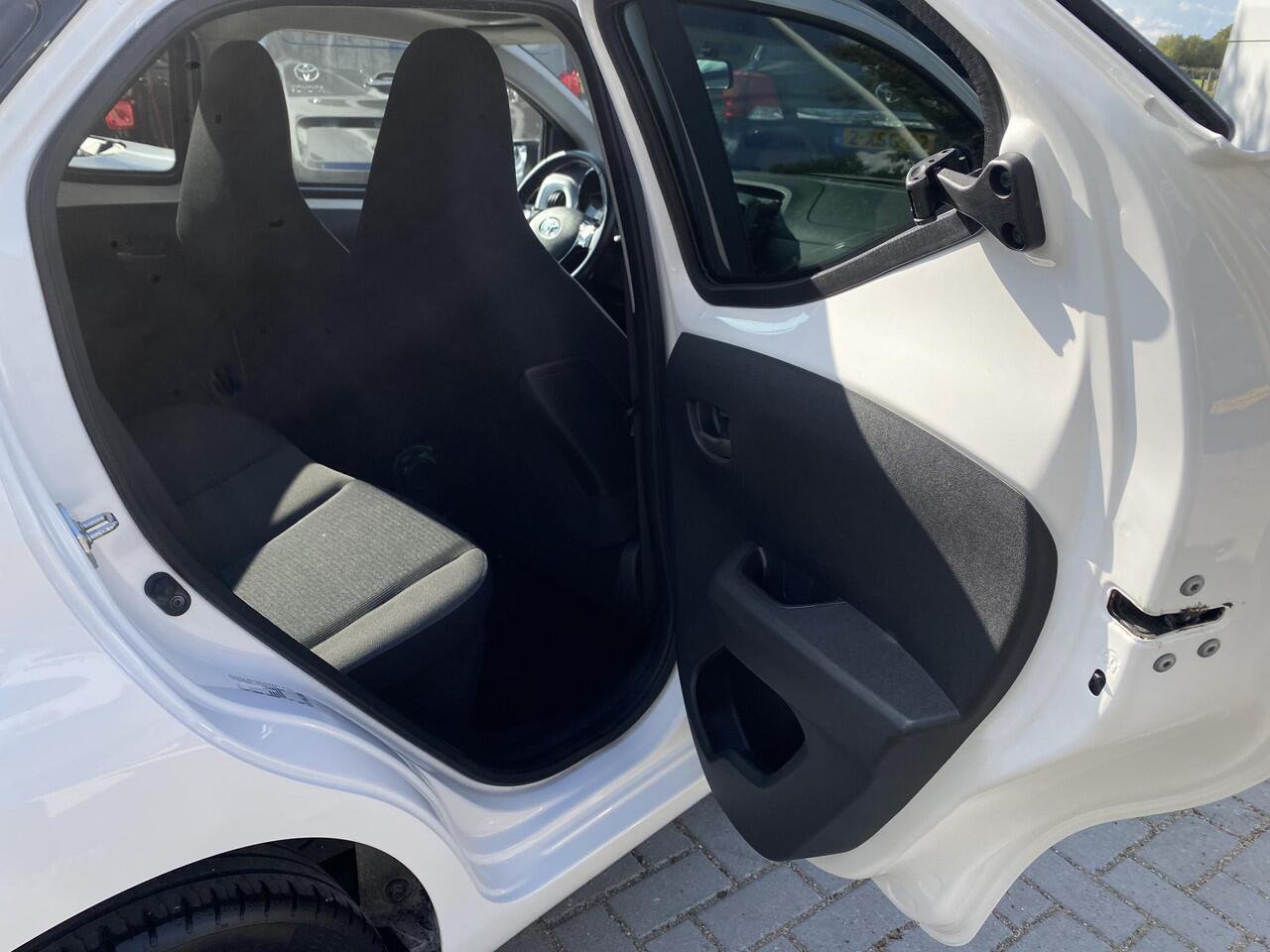 Toyota AYGO 1.0 VVT-i x-joy cabrio Sportieve auto met rode accenten en een Cabriodak! Airconditioning, achteruitrij camera, Apple Carplay/Android Auto, start/stop systeem