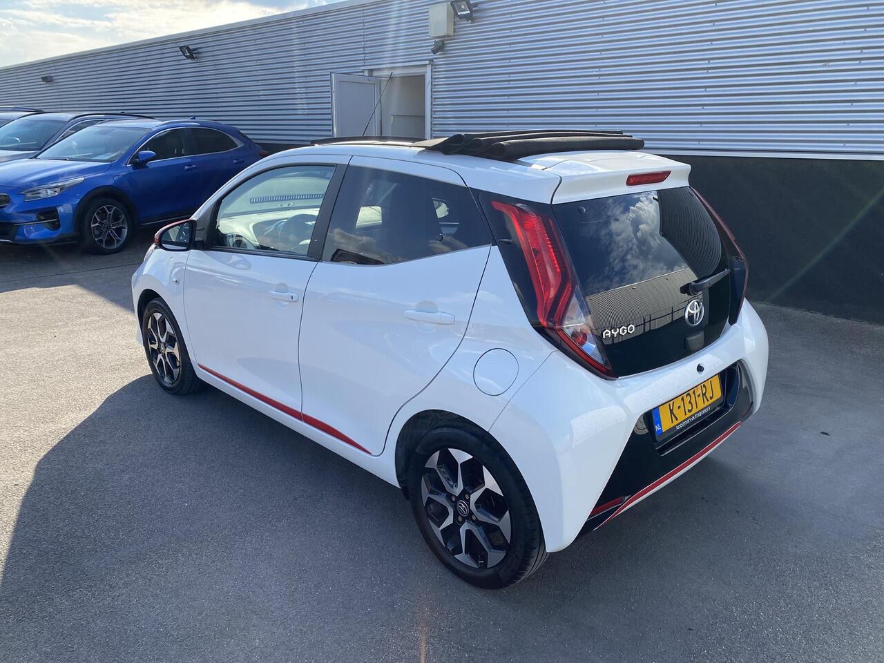 Toyota AYGO 1.0 VVT-i x-joy cabrio Sportieve auto met rode accenten en een Cabriodak! Airconditioning, achteruitrij camera, Apple Carplay/Android Auto, start/stop systeem