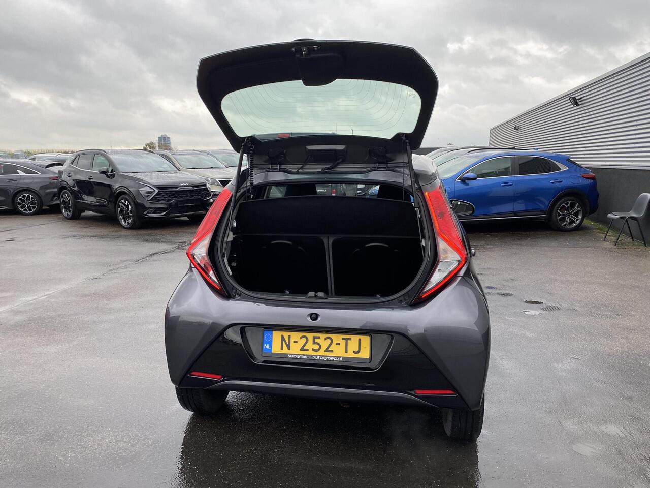 Toyota AYGO 1.0 VVT-i x-play Apple Carplay en/of Android auto navigatie, Achteruitrijcamera, 1e eign. NL-auto