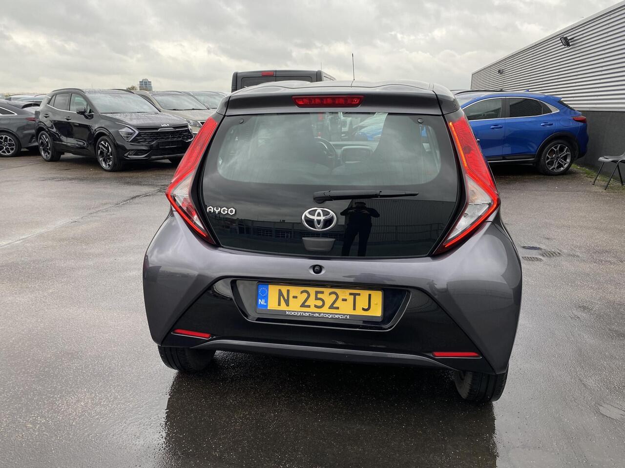Toyota AYGO 1.0 VVT-i x-play Apple Carplay en/of Android auto navigatie, Achteruitrijcamera, 1e eign. NL-auto