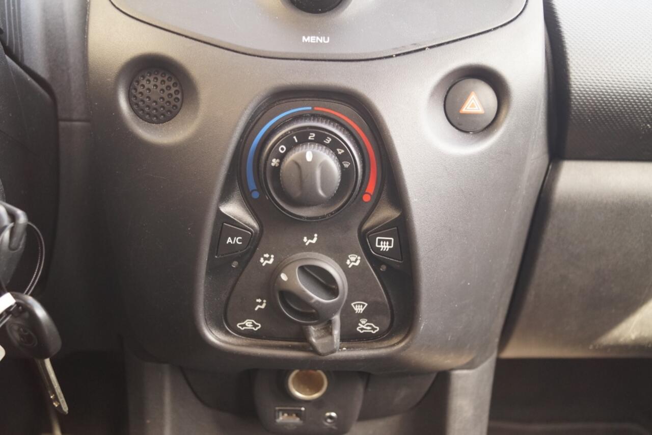 Toyota AYGO 1.0 VVT-i X-Fun -AIRCO-LED-