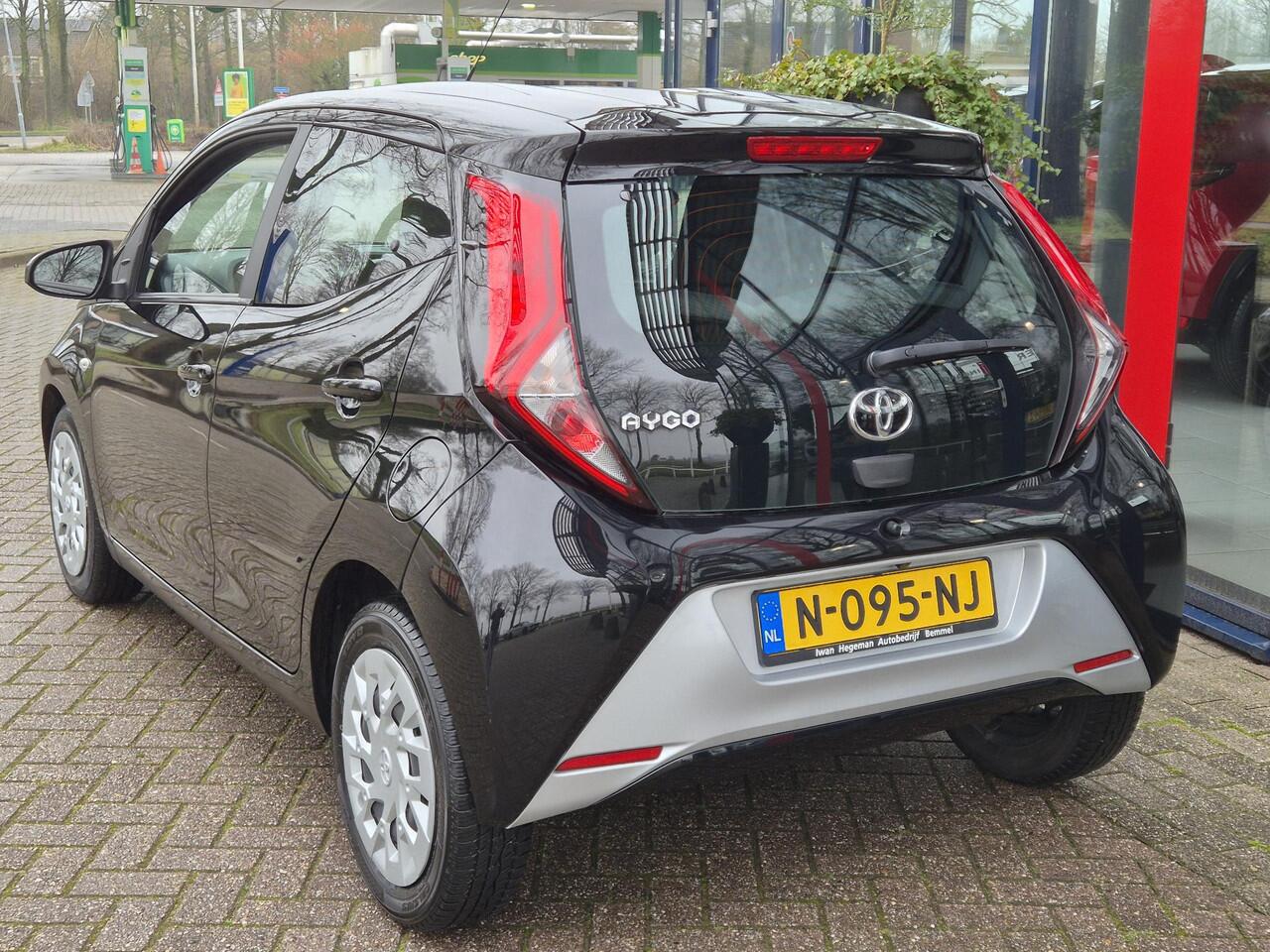 Toyota AYGO 1.0 VVT-i x-play | Navigatie via Smartphone | Apple Carplay | Airconditioning | Parkeercamera