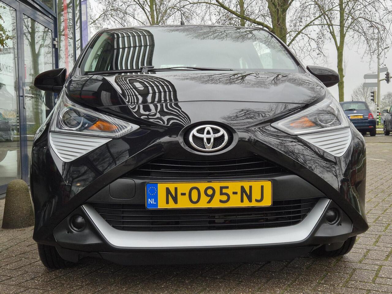 Toyota AYGO 1.0 VVT-i x-play | Navigatie via Smartphone | Apple Carplay | Airconditioning | Parkeercamera