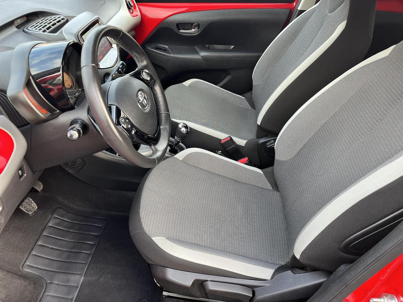 Toyota AYGO 1.0 VVT-i x-play | X-shift automaat | Carplay | Airco | Licht metalen velgen |