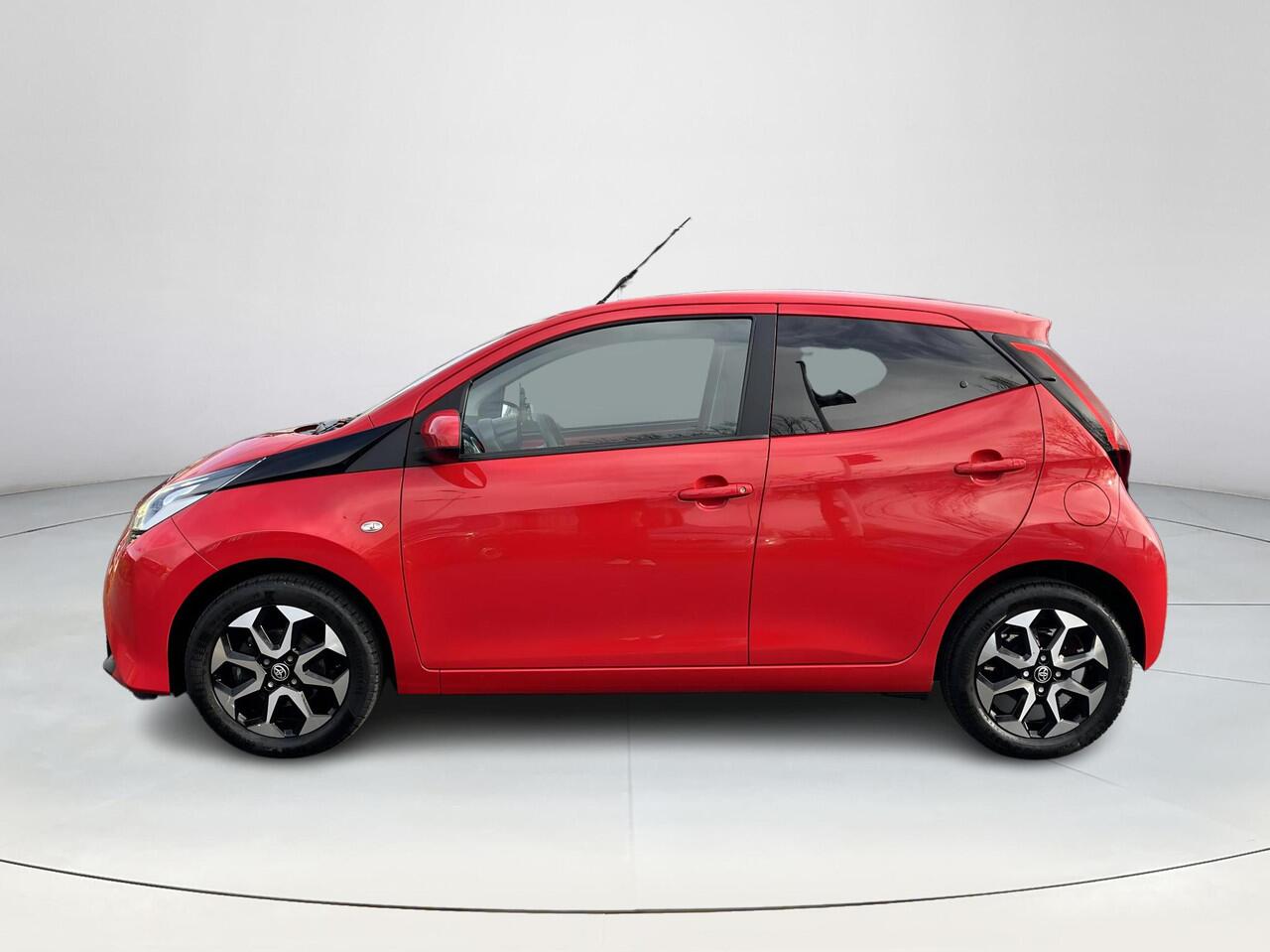 Toyota AYGO 1.0 VVT-i x-play | X-shift automaat | Carplay | Airco | Licht metalen velgen |