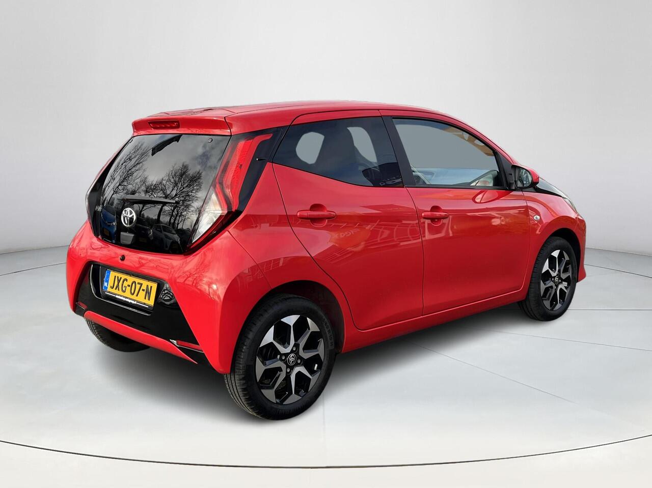 Toyota AYGO 1.0 VVT-i x-play | X-shift automaat | Carplay | Airco | Licht metalen velgen |