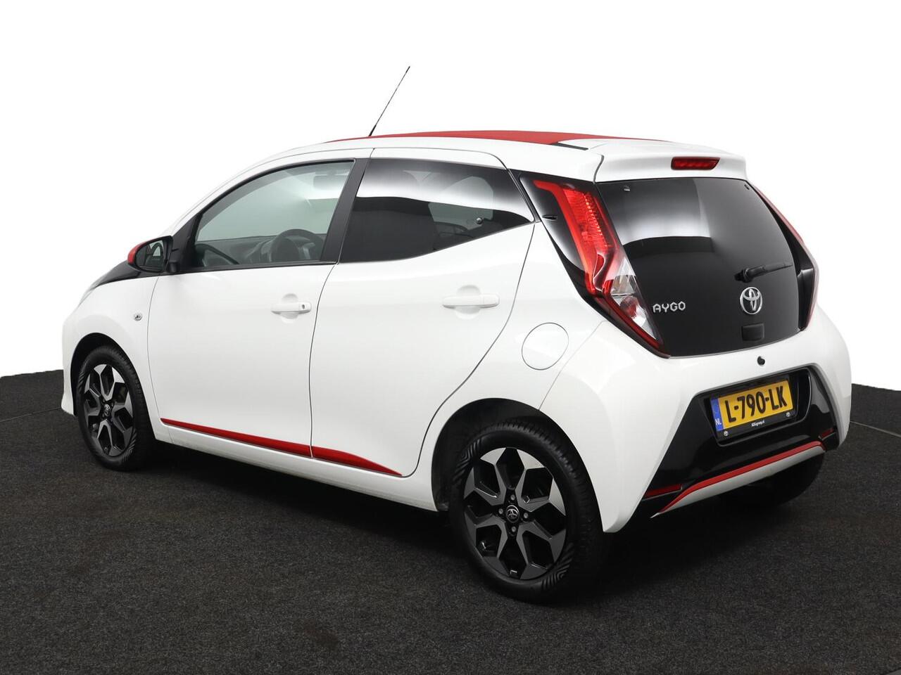 Toyota AYGO 1.0 VVT-i x-joy cabrio | Climate Control | Camera | Groot Scherm | Lichtmetalen Velgen | Red Pack |