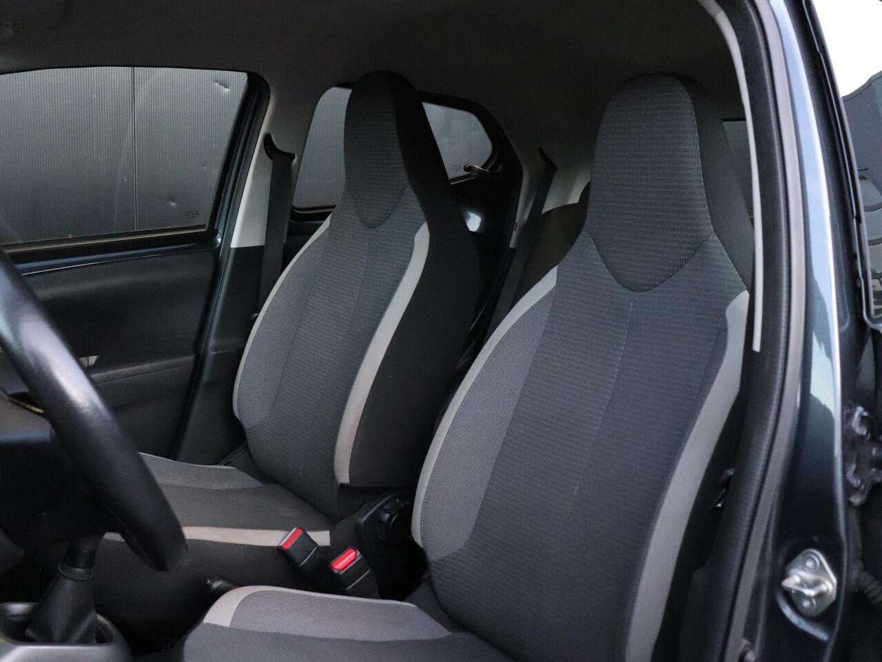 Toyota AYGO 1.0 VVT-i x-play | CAMERA | ELEK. SPIEGELS | BLEUTOOTH | CRUISE | AIRCO |