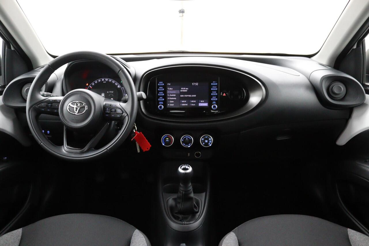 Toyota AYGO X 1.0 VVT-i MT Play | Eerste Eigenaar | Adaptieve Cruise Control | Achteruitrijcamera | Apple Carplay | Android Auto |