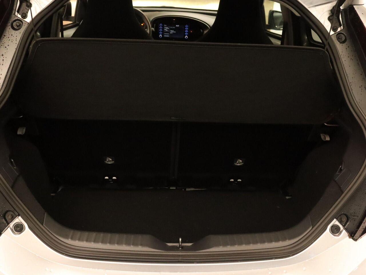 Toyota AYGO X 1.0 VVT-i S-CVT first - ORIGINEEL NEDERLANDSE AUTO - CLIMATE CONTROL - CAMERA - ADAPTIEVE CRUISE CONTROL - 17 INCH LICHT METALEN VELGEN - APPLE CARPLAY/ ANDROID AUTO - DONKER GETINTE RAMEN ACHTER - MISTLAMPEN VOOR