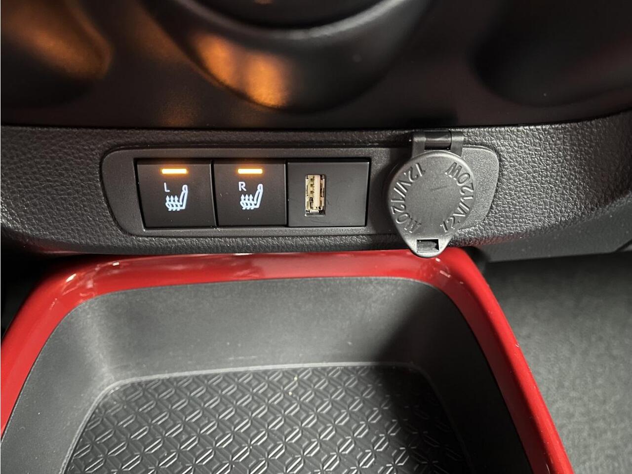 Toyota AYGO X 1.0 VVT-i MT First Edition | Airco | Camera | Stoelverwarming | Privacy glass