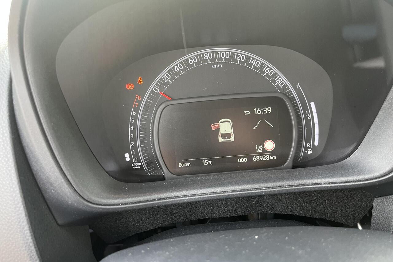 Toyota AYGO X 1.0 VVT-i MT Envy Fietsendragerbeugel, JBL premium audio, achteruitrij camera, draadloze telefoonlader, ACC, navigatie Apple CarPlay/Android Auto,