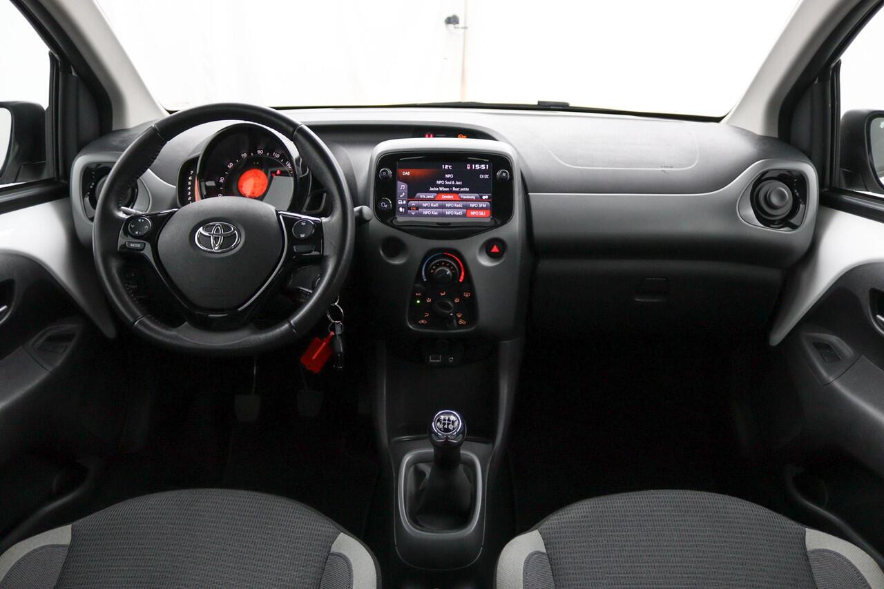 Toyota AYGO 1.0 VVT-i x-play | Airco | Parkeercamera | Apple carplay - Android auto |