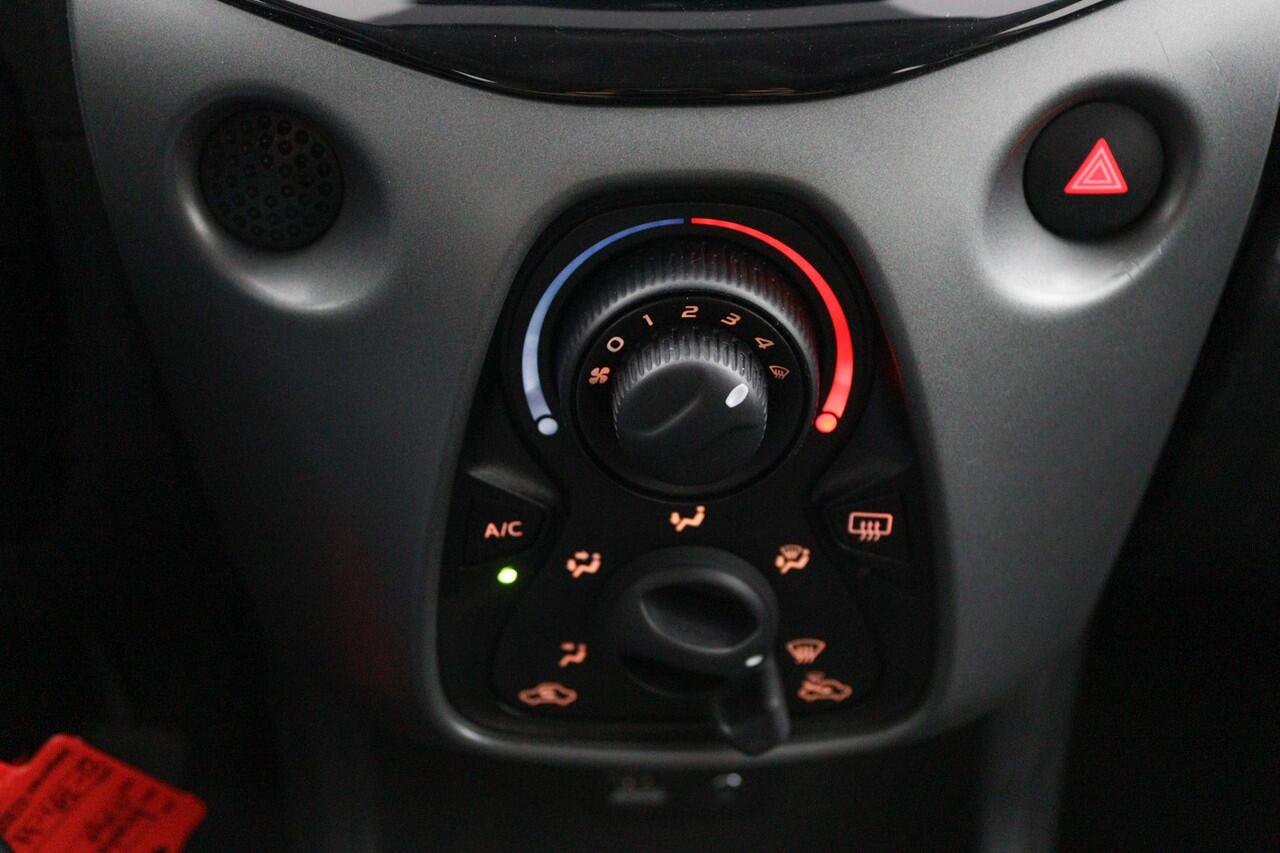 Toyota AYGO 1.0 VVT-i x-play | Airco | Parkeercamera | Apple carplay - Android auto |