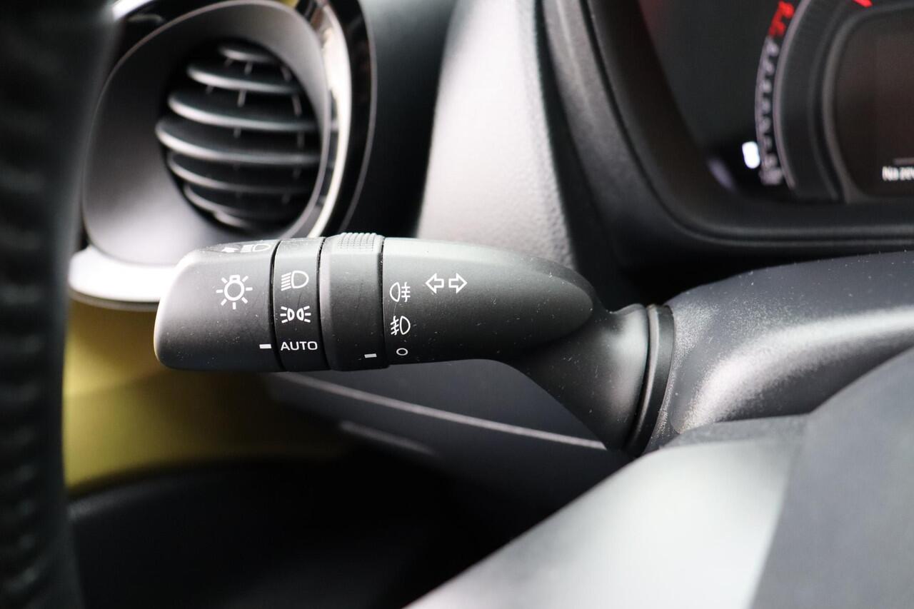 Toyota AYGO X 1.0 VVT-i Premium, Parkeersensoren, Stoelverwarming, JBL Audio, Apple Carplay/Android Auto!