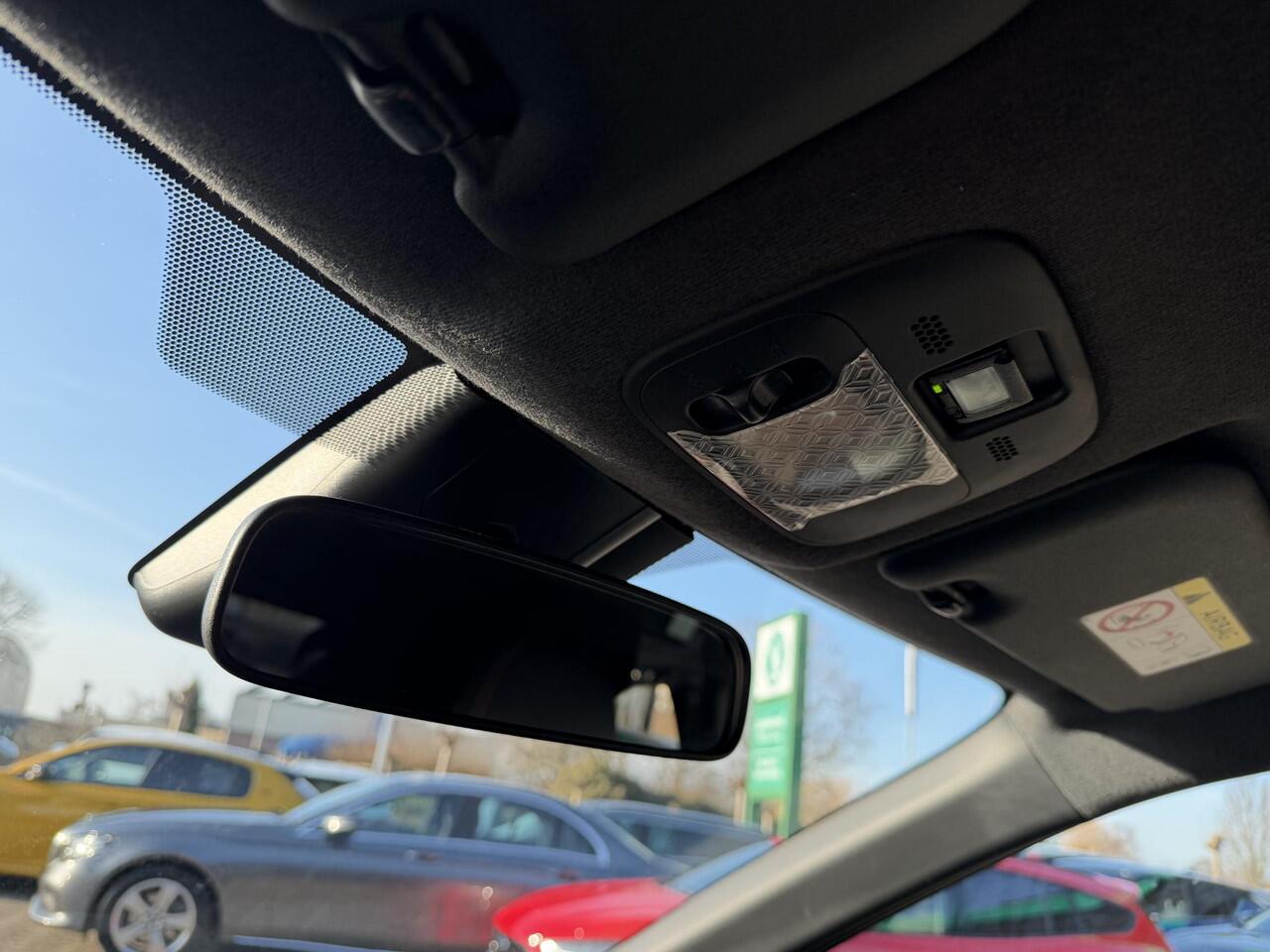 Toyota AYGO X 1.0 VVT-i S-CVT Limited AUTOMAAT | TWO TONE COLOR | DODEHOEK DETECTIE | ACHTERUIT RIJ CAMERA| SPORT STOELEN| KEYLESS ENTRY/GO| NAVIGATIE | LED KOPLAMPEN | STOEL VERWARMING |