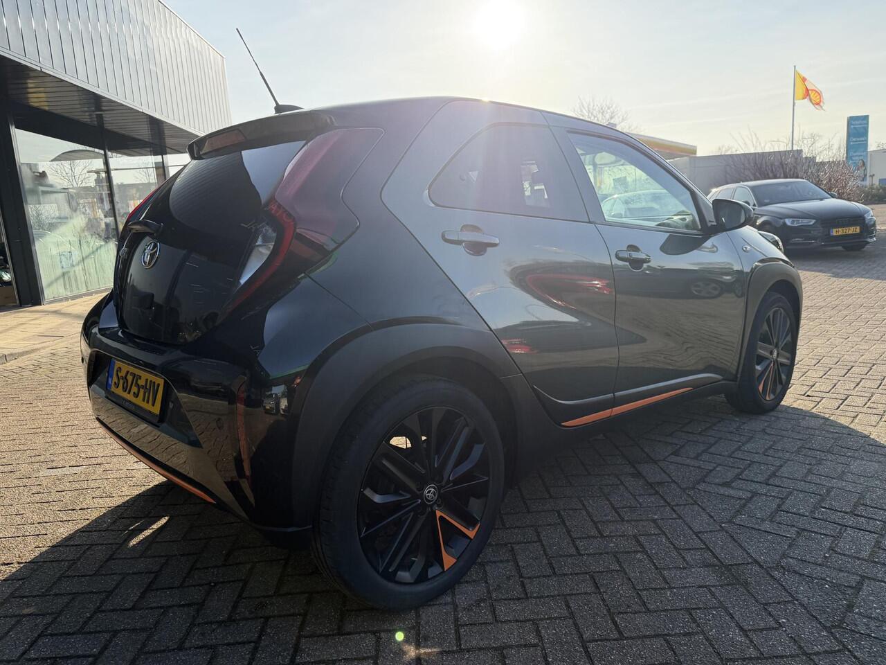 Toyota AYGO X 1.0 VVT-i S-CVT Limited AUTOMAAT | TWO TONE COLOR | DODEHOEK DETECTIE | ACHTERUIT RIJ CAMERA| SPORT STOELEN| KEYLESS ENTRY/GO| NAVIGATIE | LED KOPLAMPEN | STOEL VERWARMING |