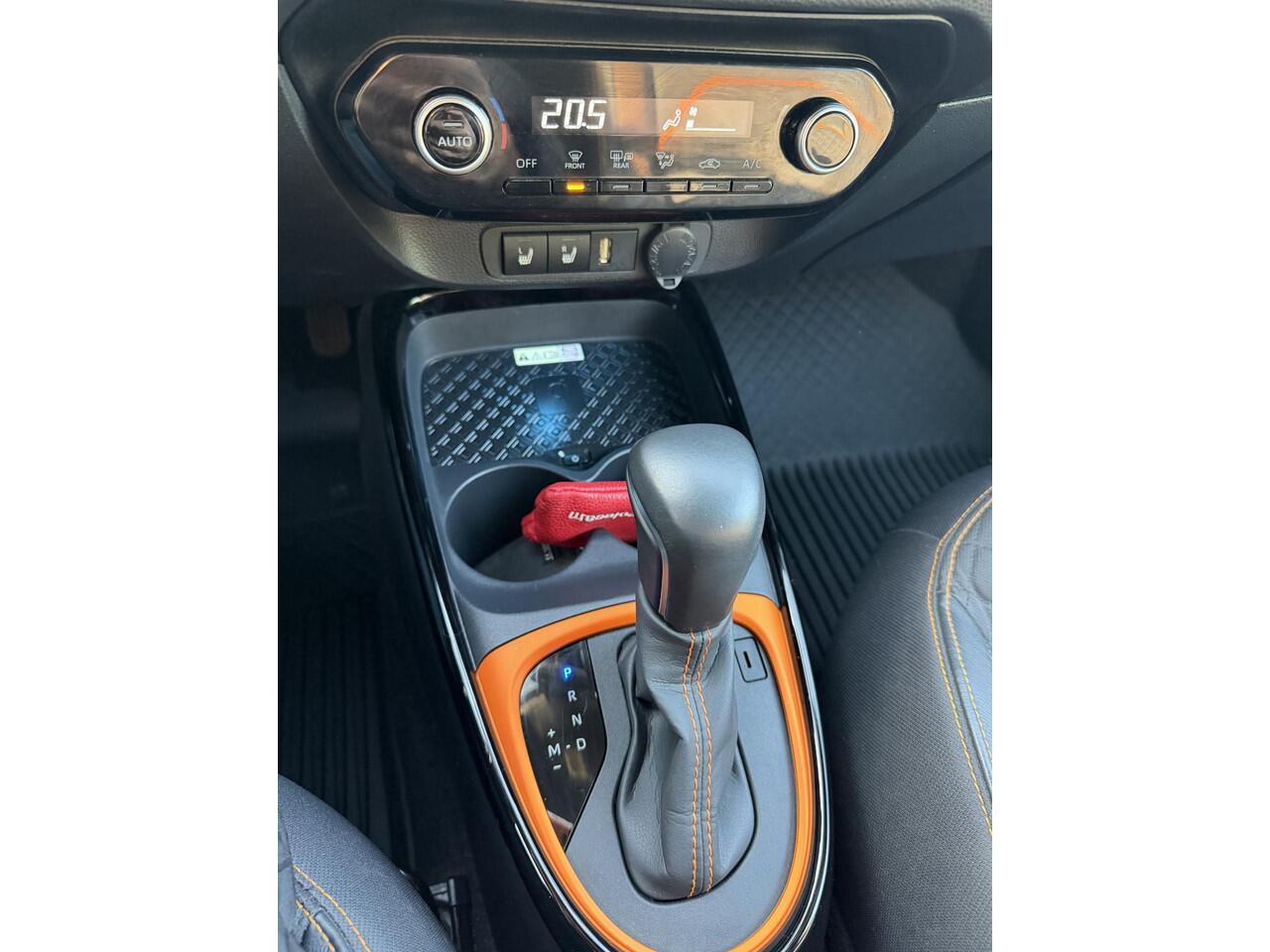 Toyota AYGO X 1.0 VVT-i S-CVT Limited AUTOMAAT | TWO TONE COLOR | DODEHOEK DETECTIE | ACHTERUIT RIJ CAMERA| SPORT STOELEN| KEYLESS ENTRY/GO| NAVIGATIE | LED KOPLAMPEN | STOEL VERWARMING |