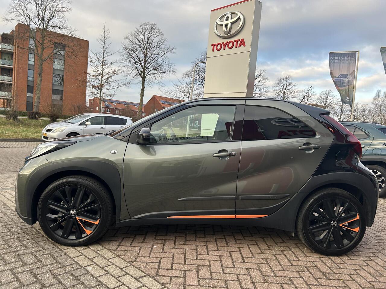 Toyota AYGO X 1.0 VVT-i S-CVT Limited Automaat | Cabriodak | Trekhaak | Draadloze telefoonlader | Stoelverwarming | Parkeersensoren | Auto vol luxe!