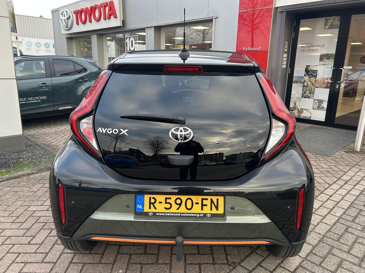 Toyota AYGO X 1.0 VVT-i S-CVT Limited Automaat | Cabriodak | Trekhaak | Draadloze telefoonlader | Stoelverwarming | Parkeersensoren | Auto vol luxe!