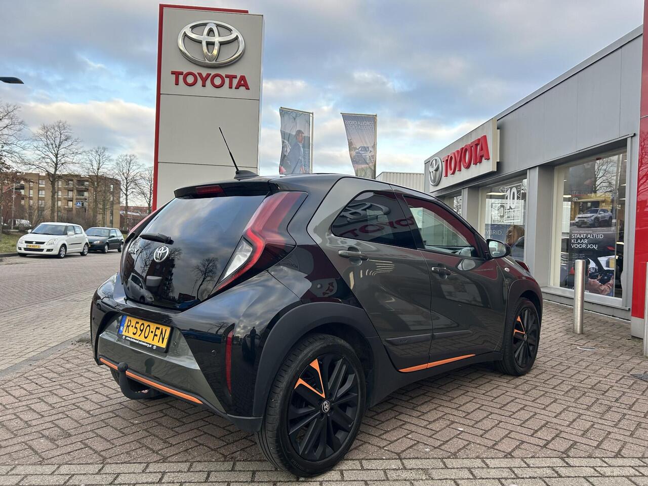 Toyota AYGO X 1.0 VVT-i S-CVT Limited Automaat | Cabriodak | Trekhaak | Draadloze telefoonlader | Stoelverwarming | Parkeersensoren | Auto vol luxe!
