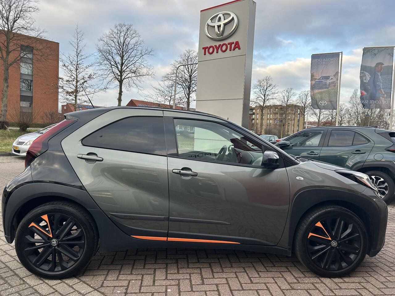 Toyota AYGO X 1.0 VVT-i S-CVT Limited Automaat | Cabriodak | Trekhaak | Draadloze telefoonlader | Stoelverwarming | Parkeersensoren | Auto vol luxe!