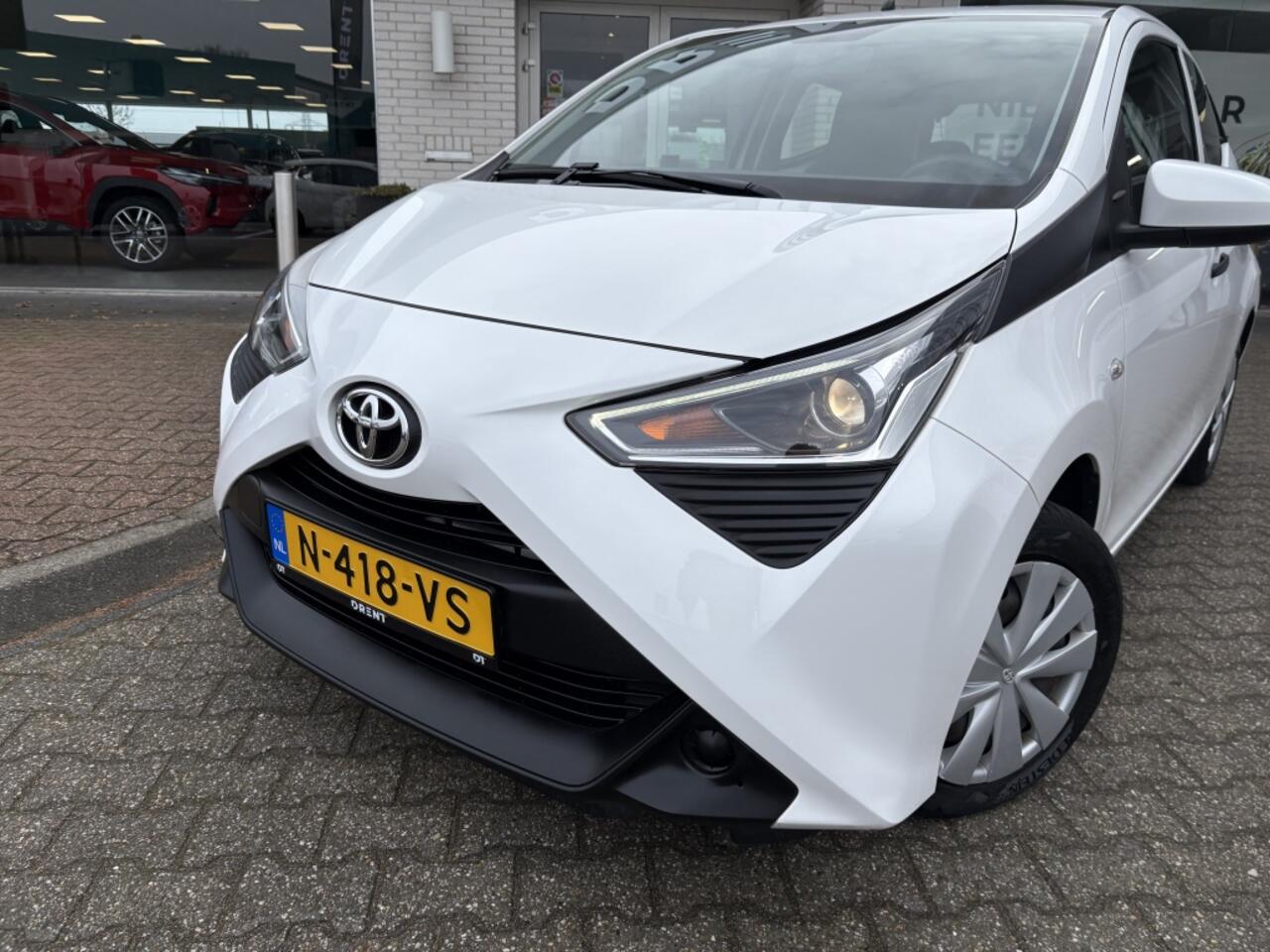 Toyota AYGO 1.0 VVT-i x-fun | Airco | DAB | Bluetooth | El. Raambediening |