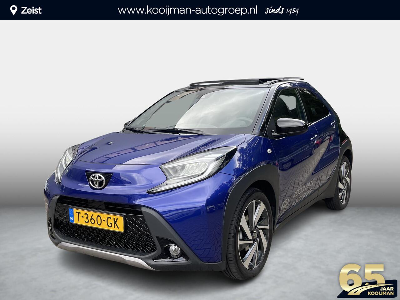 Toyota AYGO X 1.0 VVT-i MT envy Cabrio leuke Two-Tone blauw/zwarte uitvoering | Draadloos telefoonlader | JBL Premium audio installatie | Achteruitrij camera | Airco | Full map navigatie |