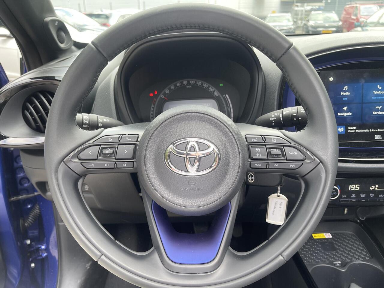 Toyota AYGO X 1.0 VVT-i MT envy Cabrio leuke Two-Tone blauw/zwarte uitvoering | Draadloos telefoonlader | JBL Premium audio installatie | Achteruitrij camera | Airco | Full map navigatie |