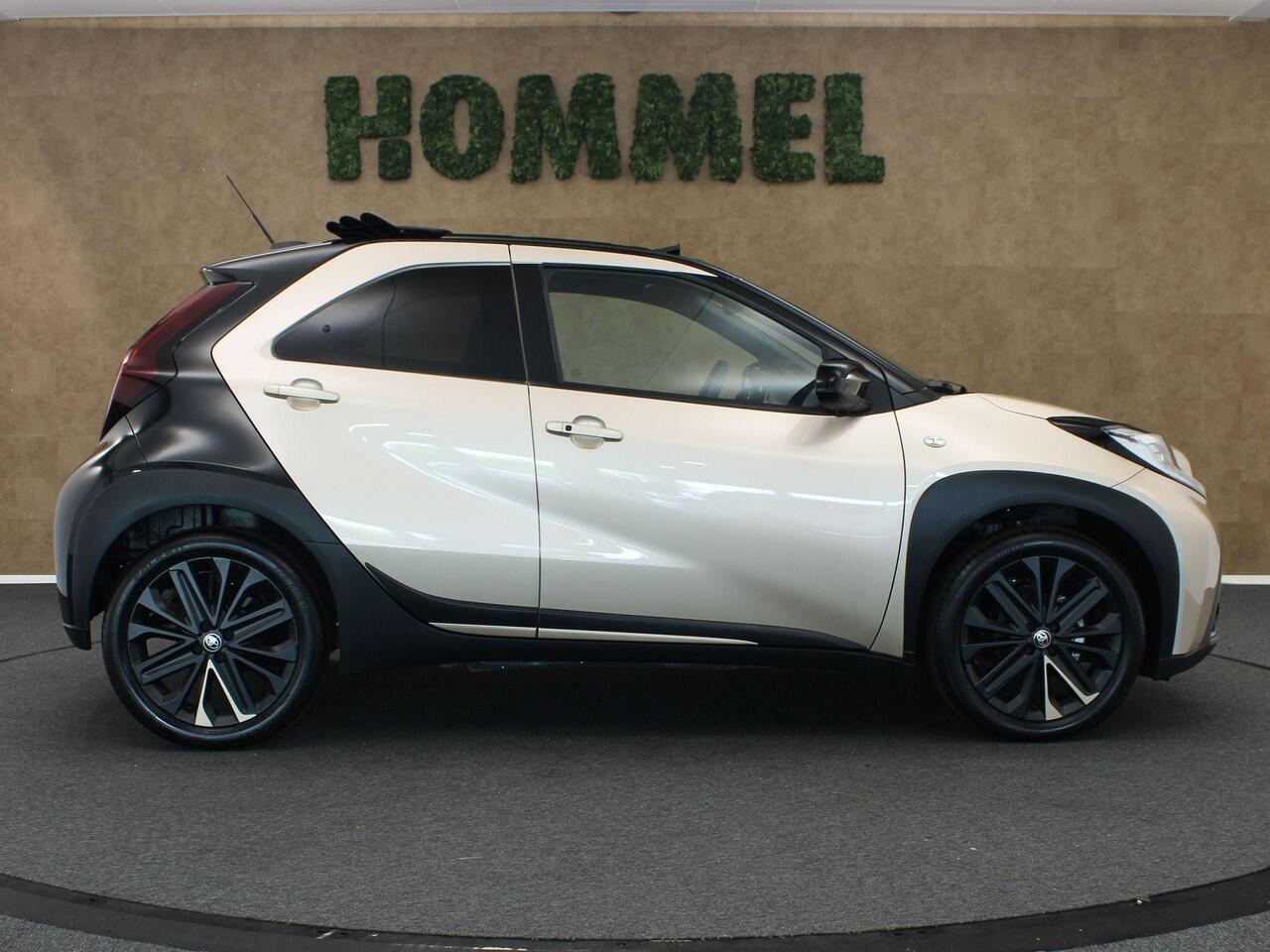 Toyota AYGO X 1.0 VVT-i MT Premium - ORIGINEEL NEDERLANDSE AUTO - CARBIO DAK - PARKEERSENSOREN VOOR EN ACHTER - DRAADLOZE APPLE CARPLAY/ANDROID AUTO - DRAADLOZE TELEFOONLADER - VOORSTOELEN VERWARMD - NAVIGATIE