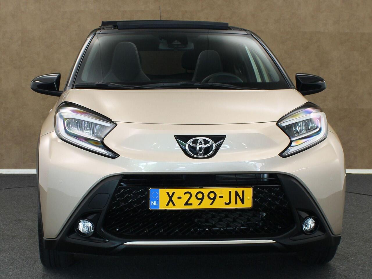 Toyota AYGO X 1.0 VVT-i MT Premium - ORIGINEEL NEDERLANDSE AUTO - CARBIO DAK - PARKEERSENSOREN VOOR EN ACHTER - DRAADLOZE APPLE CARPLAY/ANDROID AUTO - DRAADLOZE TELEFOONLADER - VOORSTOELEN VERWARMD - NAVIGATIE