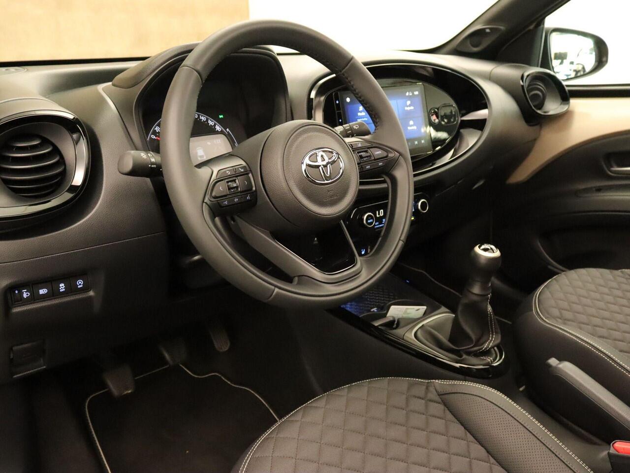 Toyota AYGO X 1.0 VVT-i MT Premium Cabrio - ORIGINEEL NEDERLANDSE AUTO - CARBIO DAK - PARKEERSENSOREN VOOR EN ACHTER - DRAADLOZE APPLE CARPLAY/ANDROID AUTO - DRAADLOZE TELEFOONLADER - VOORSTOELEN VERWARMD - NAVIGATIE