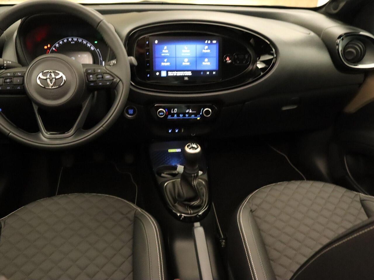 Toyota AYGO X 1.0 VVT-i MT Premium Cabrio - ORIGINEEL NEDERLANDSE AUTO - CARBIO DAK - PARKEERSENSOREN VOOR EN ACHTER - DRAADLOZE APPLE CARPLAY/ANDROID AUTO - DRAADLOZE TELEFOONLADER - VOORSTOELEN VERWARMD - NAVIGATIE
