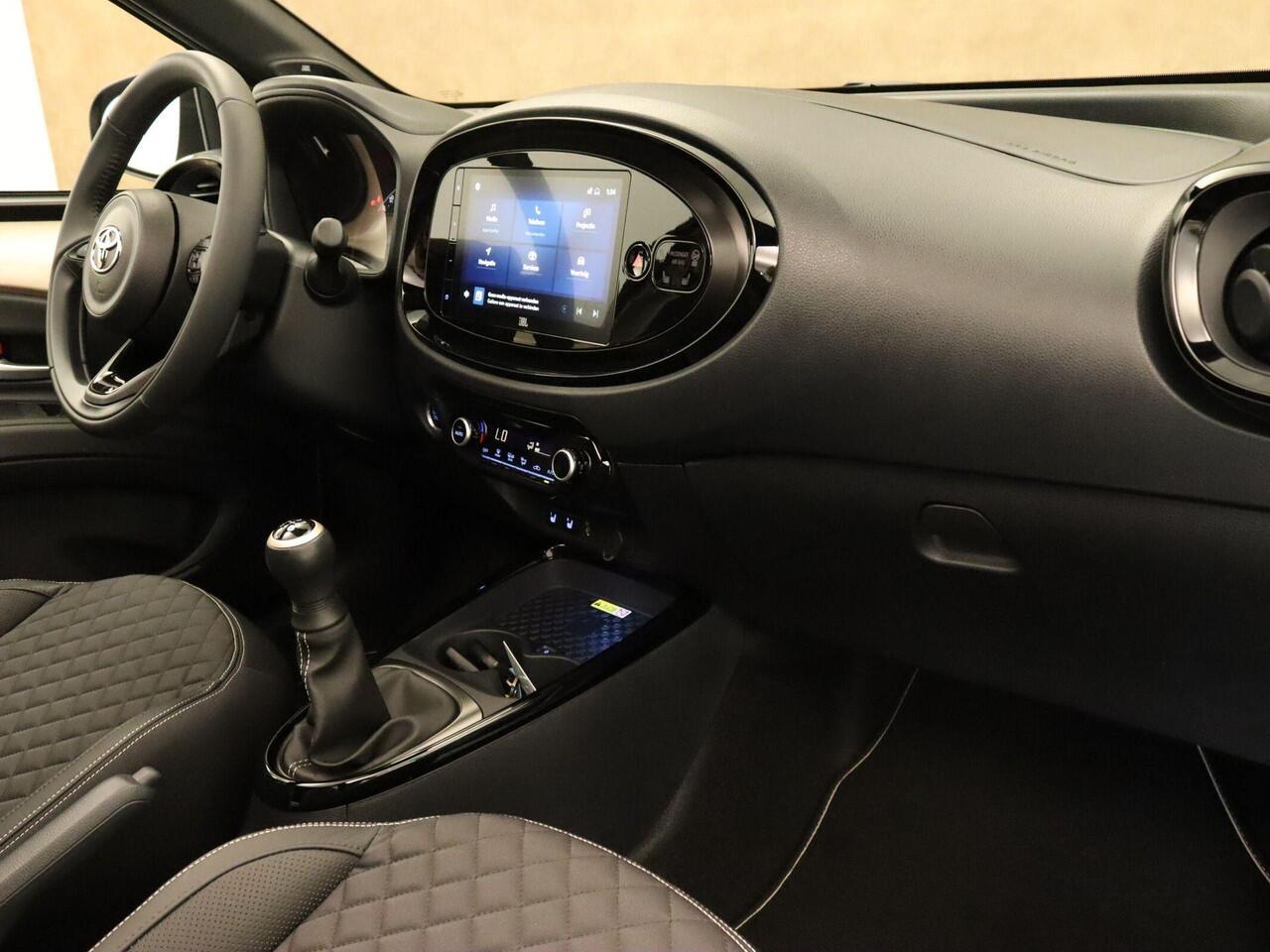 Toyota AYGO X 1.0 VVT-i MT Premium Cabrio - ORIGINEEL NEDERLANDSE AUTO - CARBIO DAK - PARKEERSENSOREN VOOR EN ACHTER - DRAADLOZE APPLE CARPLAY/ANDROID AUTO - DRAADLOZE TELEFOONLADER - VOORSTOELEN VERWARMD - NAVIGATIE