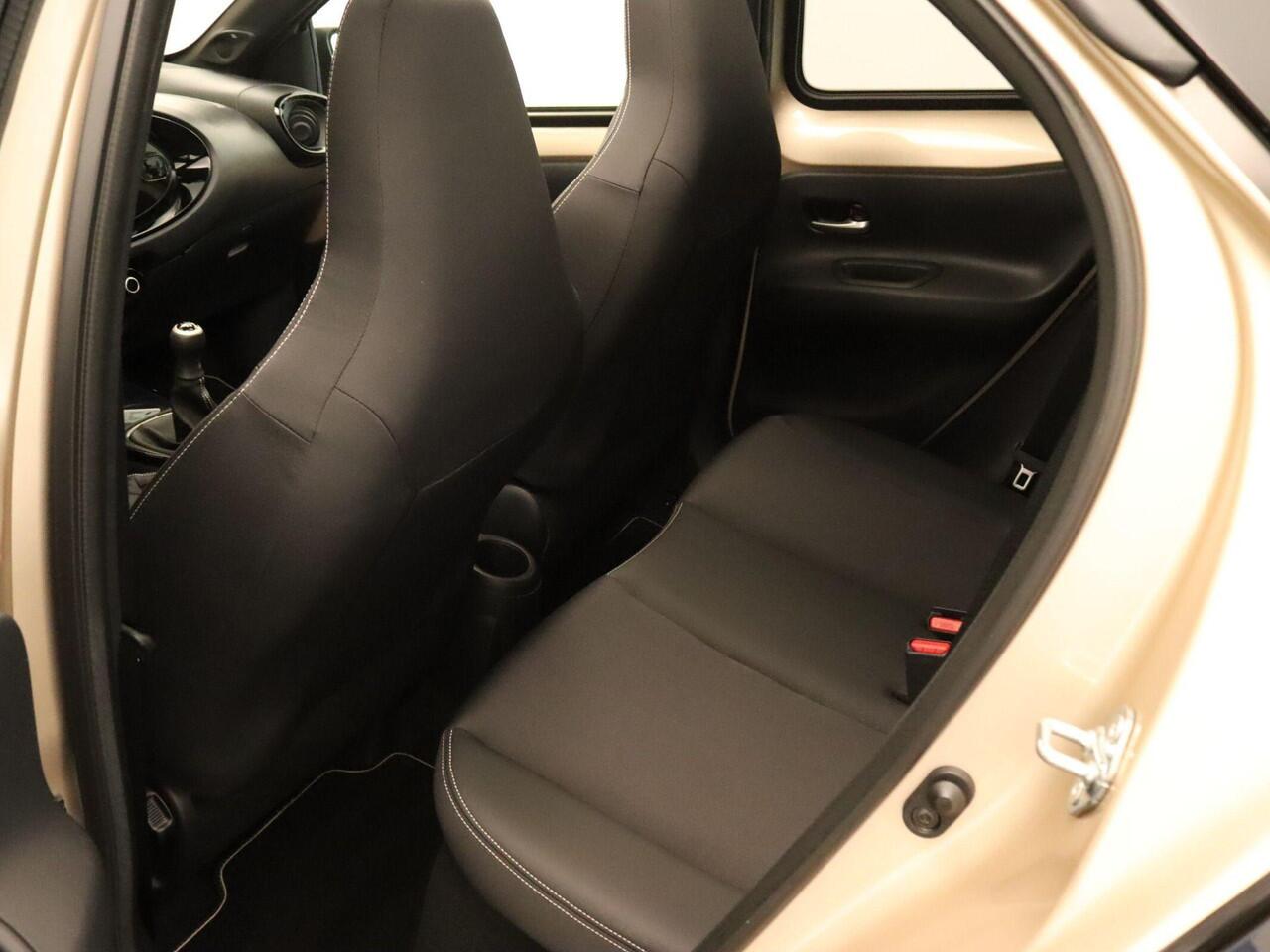 Toyota AYGO X 1.0 VVT-i MT Premium Cabrio - ORIGINEEL NEDERLANDSE AUTO - CARBIO DAK - PARKEERSENSOREN VOOR EN ACHTER - DRAADLOZE APPLE CARPLAY/ANDROID AUTO - DRAADLOZE TELEFOONLADER - VOORSTOELEN VERWARMD - NAVIGATIE