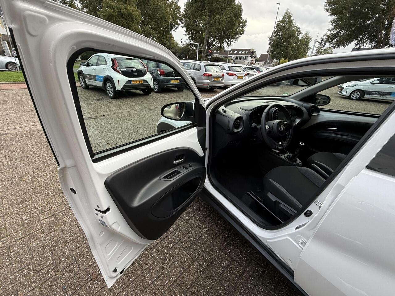 Toyota AYGO X 1.0 VVT-i MT Play / Airco clima/ Apple carplay/ Cruise/ Camera/ Led/ Keyless entry/ Stoel verwarming