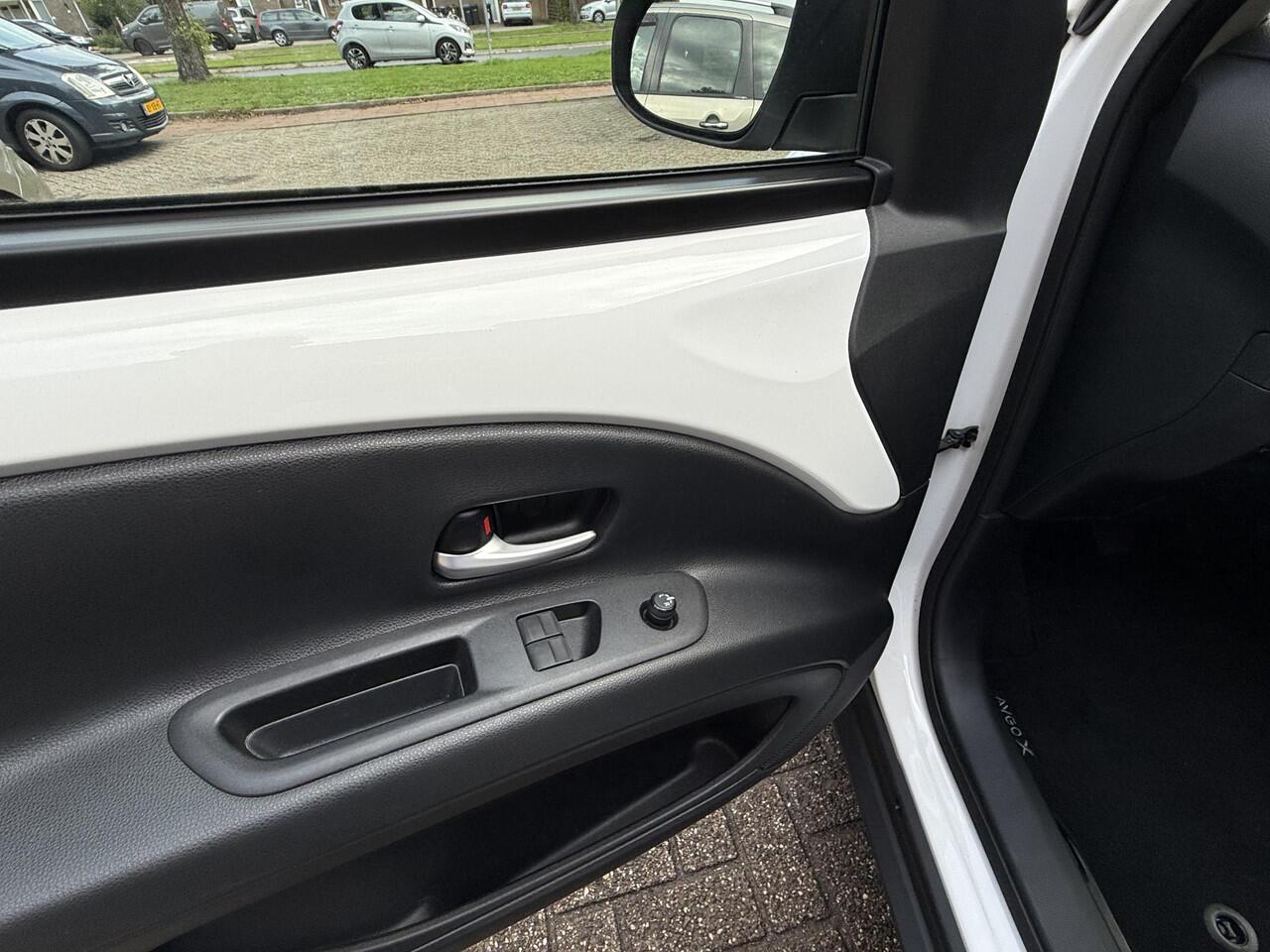 Toyota AYGO X 1.0 VVT-i MT Play / Airco clima/ Apple carplay/ Cruise/ Camera/ Led/ Keyless entry/ Stoel verwarming