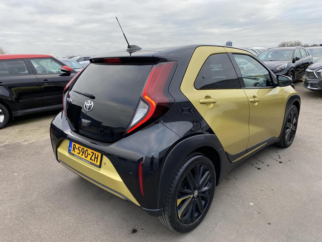 Toyota AYGO X 1.0 VVT-i MT Premium NL-auto vol luxe, boekjes compleet, dealer onderhouden! Stoelverwarming, parkeersensoren, navigatie, Apple CarPlay/Android Auto, JBL premium audio!