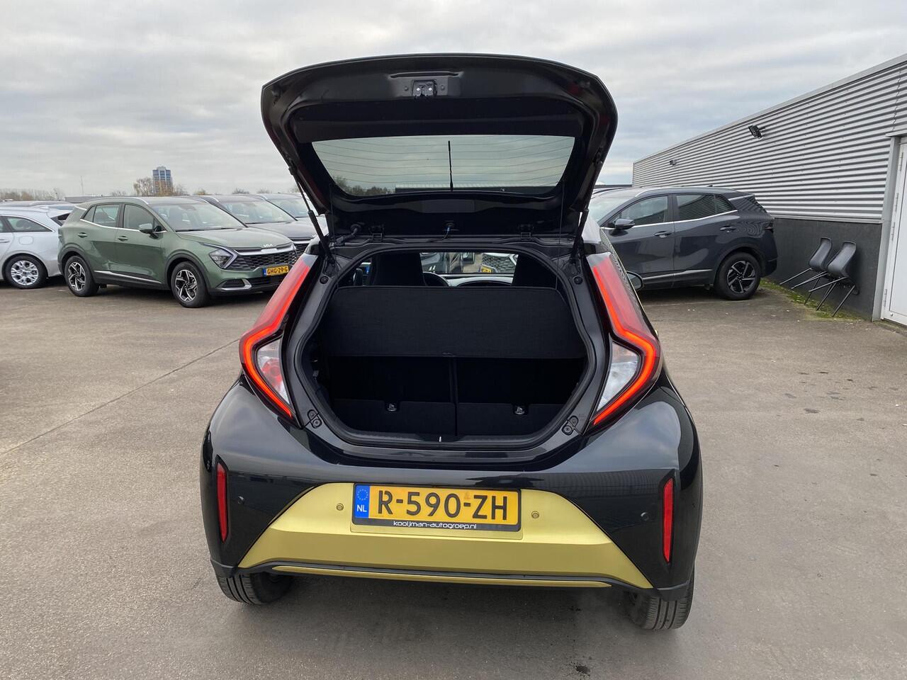 Toyota AYGO X 1.0 VVT-i MT Premium NL-auto vol luxe, boekjes compleet, dealer onderhouden! Stoelverwarming, parkeersensoren, navigatie, Apple CarPlay/Android Auto, JBL premium audio!