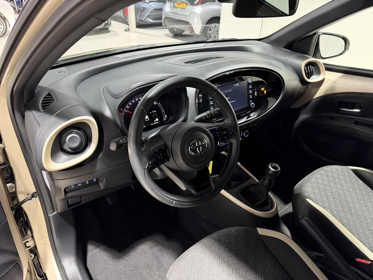 Toyota AYGO X 1.0 VVT-i MT Pulse | Dealer onderhouden | NL-Auto| Apple Carplay | Achteruitrijcamera | Bi-Tone