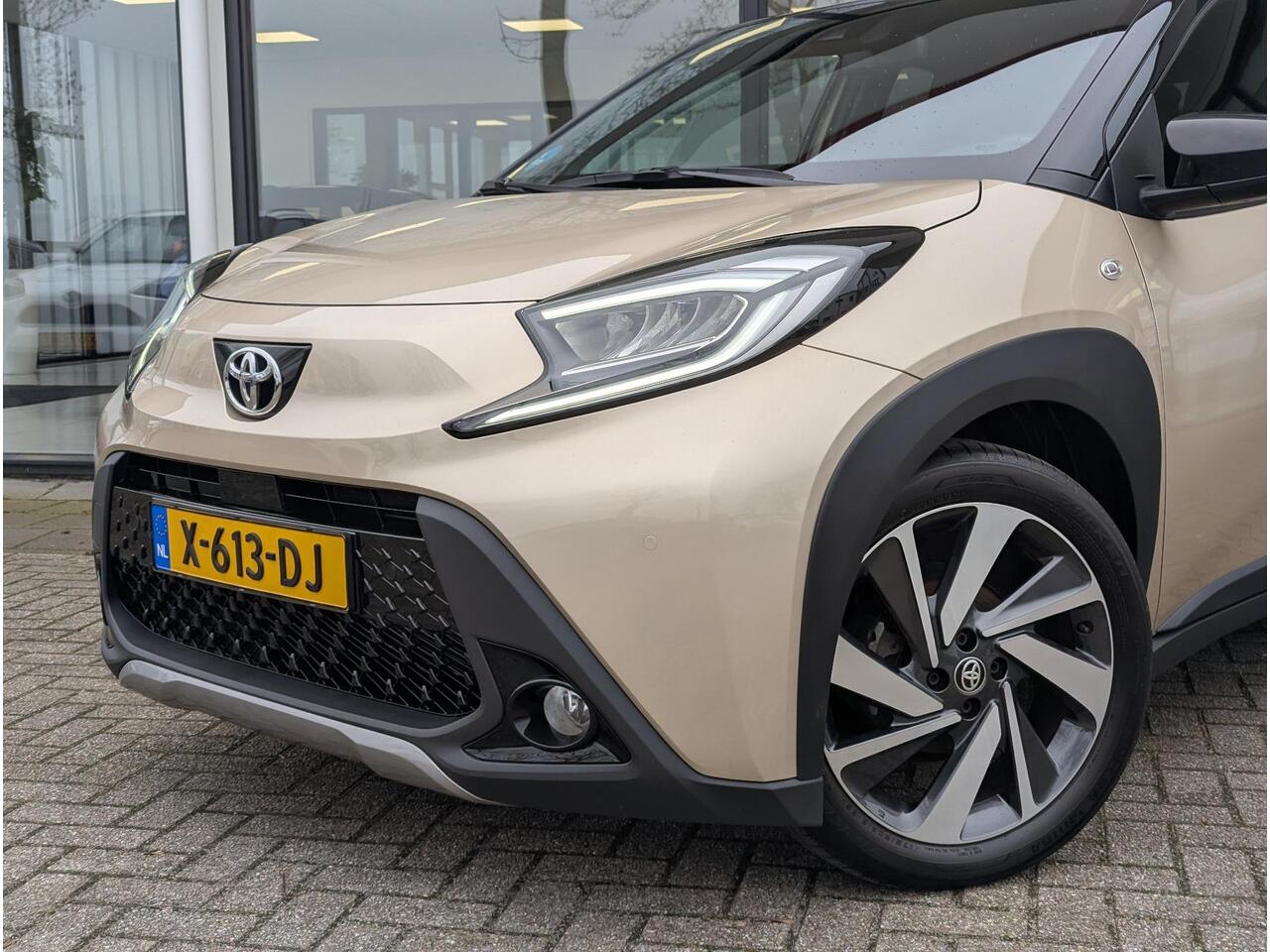 Toyota AYGO X 1.0 VVT-i MT Premium | JBL | Stoelverw. | PDC V+A | Climate control | Keyless | Qi-lader | Camera