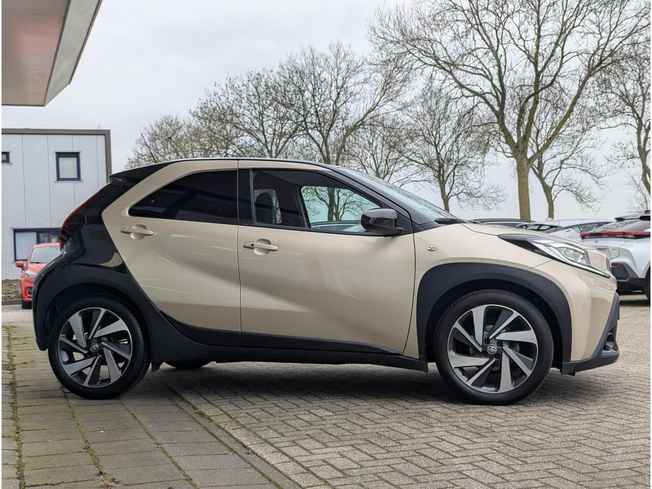 Toyota AYGO X 1.0 VVT-i MT Premium | JBL | Stoelverw. | PDC V+A | Climate control | Keyless | Qi-lader | Camera