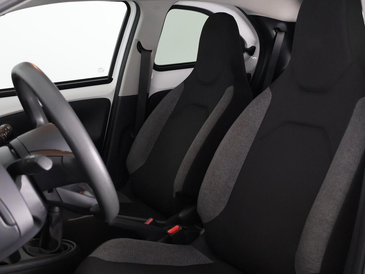 Toyota AYGO X 1.0 BLACK & WHITE SPECIAL EDITION GARANTIE 6-2033 CARPLAY NAVIGATIE.ADAPTIEVE CRUISE. SPECIAL EDITION PACK