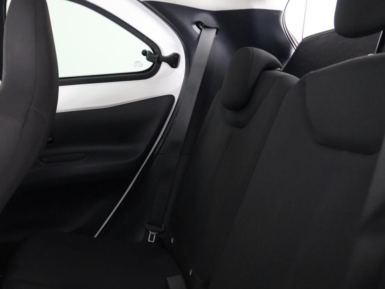 Toyota AYGO X 1.0 BLACK & WHITE SPECIAL EDITION GARANTIE 6-2033 CARPLAY NAVIGATIE.ADAPTIEVE CRUISE. SPECIAL EDITION PACK