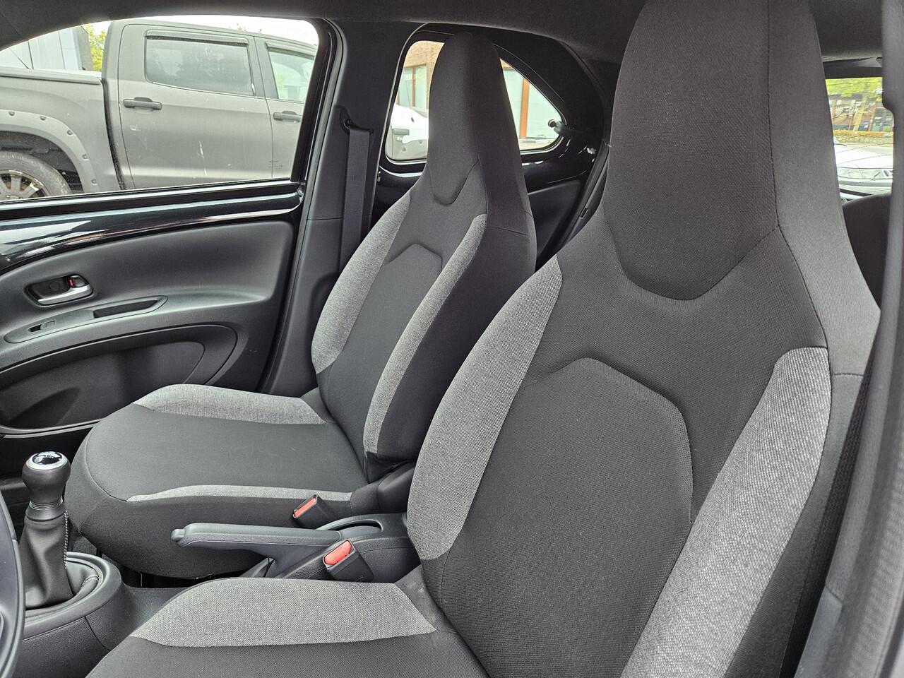 Toyota AYGO X 1.0 VVT-i MT Play | Adaptieve Cruise Control | Apple Carplay & Android Auto | Achteruitrijcamera | Garantie t/m 03-2034 of 200.000km